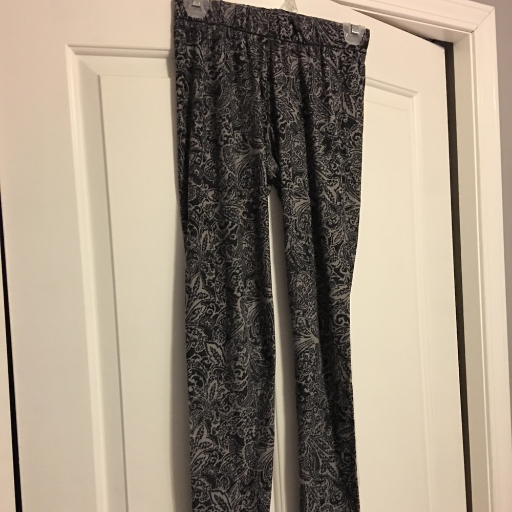 Gray leggings with pattern